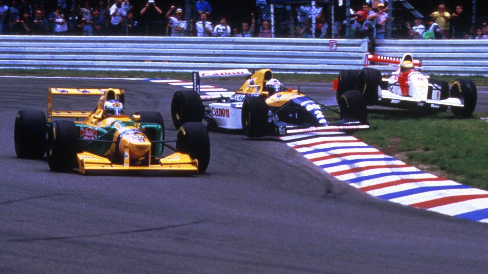 
                <strong>GP Deutschland 1993</strong><br>
                Vier Jahre später. Wieder in Hocklenheim. Wieder Prost (Mi.). Wieder Senna (re.). Nur diesmal noch dabei: der junge Michael Schumacher (li.). Damals noch auf dem langen Hockenheimring. Ach ja, damals.
              