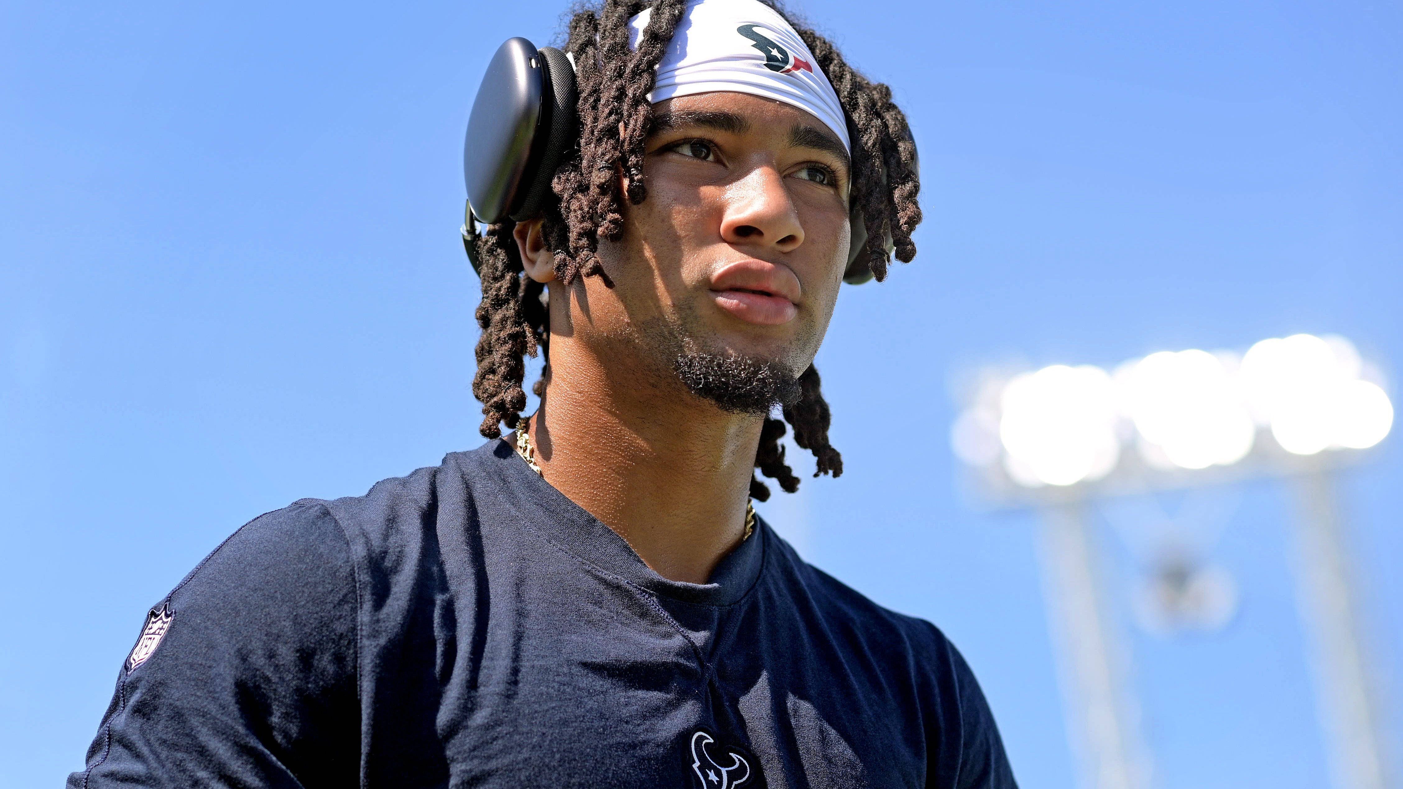 <strong>Offensive Rookie of the Year</strong><br>C.J. Stroud, Houston Texans, Quarterback<br><strong>Wahlergebnis mit Punkteabstufung 5-3-1:</strong> <br>1. Stroud, 48-2-0 = 246<br>2. Puka Nacua, Wide Receiver, Rams, 2-48-0 = 154<br>3. Sam LaPorta, Tight End, Lions, 0-0-40 = 40<br>4. Jahmyr Gibbs, Running Back, Lions, 0-0-4 = 4<br>5. Bijan Robinson, Running Back, Falcons, 0-0-3 = 3