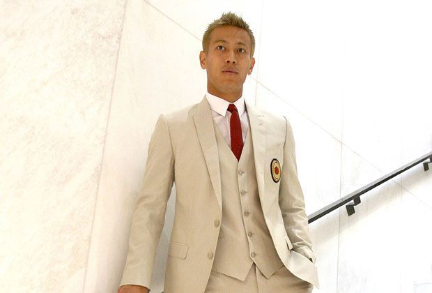 
                <strong>Der AC Milan im besonderen Look</strong><br>
                Der japanische Stürmer Keisuke Honda scheint sich im neuen Outfit wohl zu fühlen. 
              
