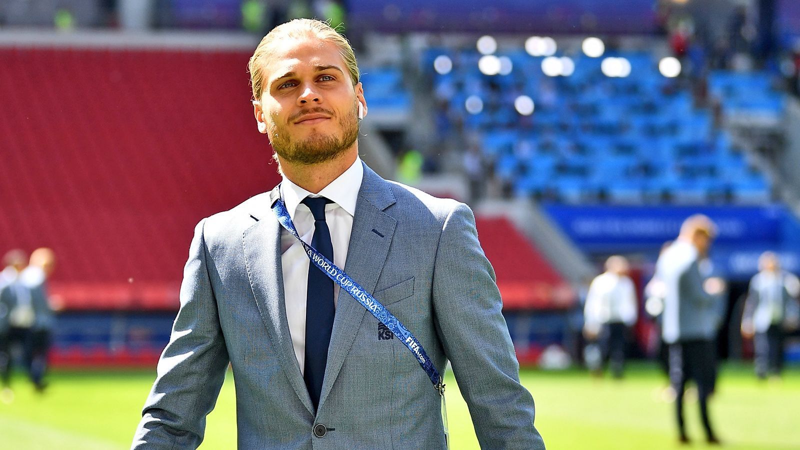
                <strong>Rurik Gislason</strong><br>
                Die Weltmeisterschaft 2018 in Russland machte ihn zum Shooting-Star! Rurik Gislason, inzwischen 32 Jahre alt, damals Stürmer für die so beliebten Underdogs aus Island. Dort ist der Offensivspieler auch zum Instagram-Star gereift. Dabei stand Gislason beim ersten Gruppenspiel der Isländer gegen Argentinien gar nicht von Beginn an auf dem Platz ...
              