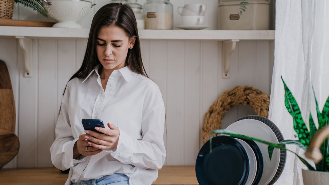 Wie ist das denn jetzt gemeint? Emojis können in WhatsApp-Nachrichten durch unterschiedliche Bedeutungen zur Verwirrung führen.