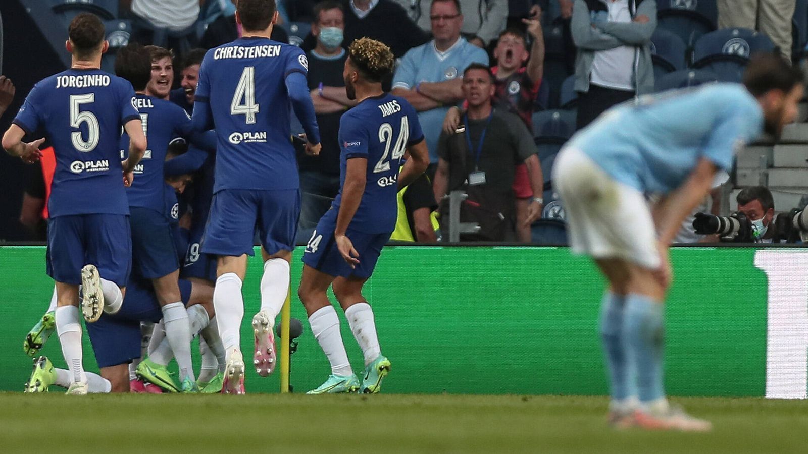 
                <strong>Einzelkritik ManCity-Chelsea</strong><br>
                Der FC Chelsea ist Champions-League-Sieger 2021. Die Blues besiegen Manchester City im rein englischen Finale in Porto durch einen Treffer von Kai Havertz mit 1:0. ran.de zeigt in der Einzelkritik, wie sich die Akteure beider Teams in diesem Endspiel geschlagen haben. 
              