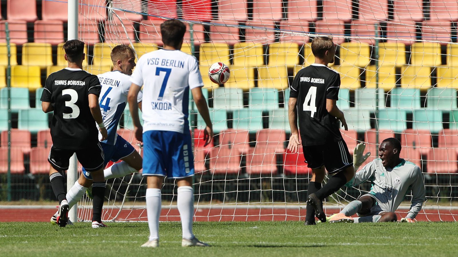 
                <strong>VSG Altglienicke - Tennis Borussia Berlin (Berlin)</strong><br>
                In Berlin gab es zum Auftakt der Regionalliga-Saison 2020/21 noch keine Fans im Stadion, die sind aufgrund einer Infektionsschutzverordnung, die bis 21. August gilt, erst ab dem 2. Spieltag erlaubt. Bis Ende August gilt zunächst die Beschränkung von maximal 1.000 Zuschauern, anschließend wird dies Zahl bis zum 24. Oktober auf 5.000 Fans deutlich erhöht.
              