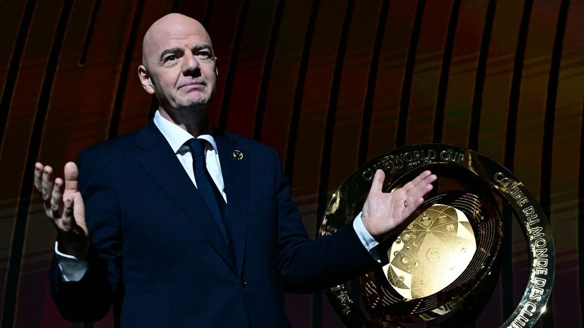 Infantino bei der Auslosung des Turniers