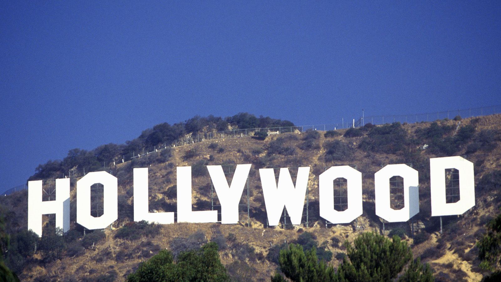 
                <strong>Eine Erfolgsgeschichte wie in Hollywood</strong><br>
                Es ist die typische Hollywood-Geschichte: Du bist am Boden, du veränderst etwas, dir geht es besser, du erleidest einen Rückschlag, du erholst dich, du gelangst ganz nach oben. Die Story der Rams in den vergangenen beiden Jahren erinnert stark an dieses Drehbuch. 4-12 unter Jeff Fisher und John Fassel, Jeff Fisher entlassen, 11-5 unter Sean McVay, überraschendes Playoff-Aus gegen die Falcons, 13-3 und Super-Bowl-Teilnahme im Jahr danach. Dann die bittere Niederlage gegen die Patriots. Gefolgt von einer Saison ohne Playoffs und einer mit dem Aus in der Divisional Round. Nun wieder der Super Bowl. Liefert Hollywood jetzt endlich das Happy End?
              