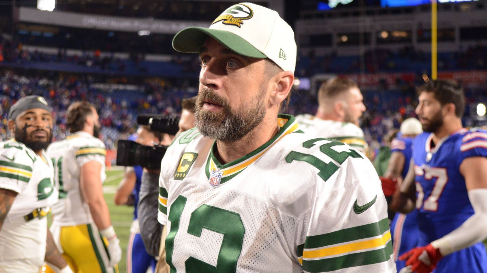 
                <strong>Verlierer: Aaron Rodgers (Green Bay Packers)</strong><br>
                Was haben eigentlich die Green Bay Packers während des Deadline Days gemacht. Zum Entsetzen einiger Fans: Gar nichts. Und das obwohl gerade die Offense in den ersten Spielen gezeigt hat, dass sie noch viele Lücken hat. Personell wie in der Tiefe. Das macht vor allem Aaron Rodgers zum Verlierer. Logisch, auch er ist Schuld am Leistungsloch der Packers. Aber weder seine Offensive Line noch seine Receiver schaffen es derzeit, konstant auf NFL Niveau zu agieren. Die Packers um General Manager Brian Gutekunst hätten etwas tun können - haben sie aber nicht. Selbst die Playoff-Teilnahme in der schwachen NFC ist in Gefahr.
              