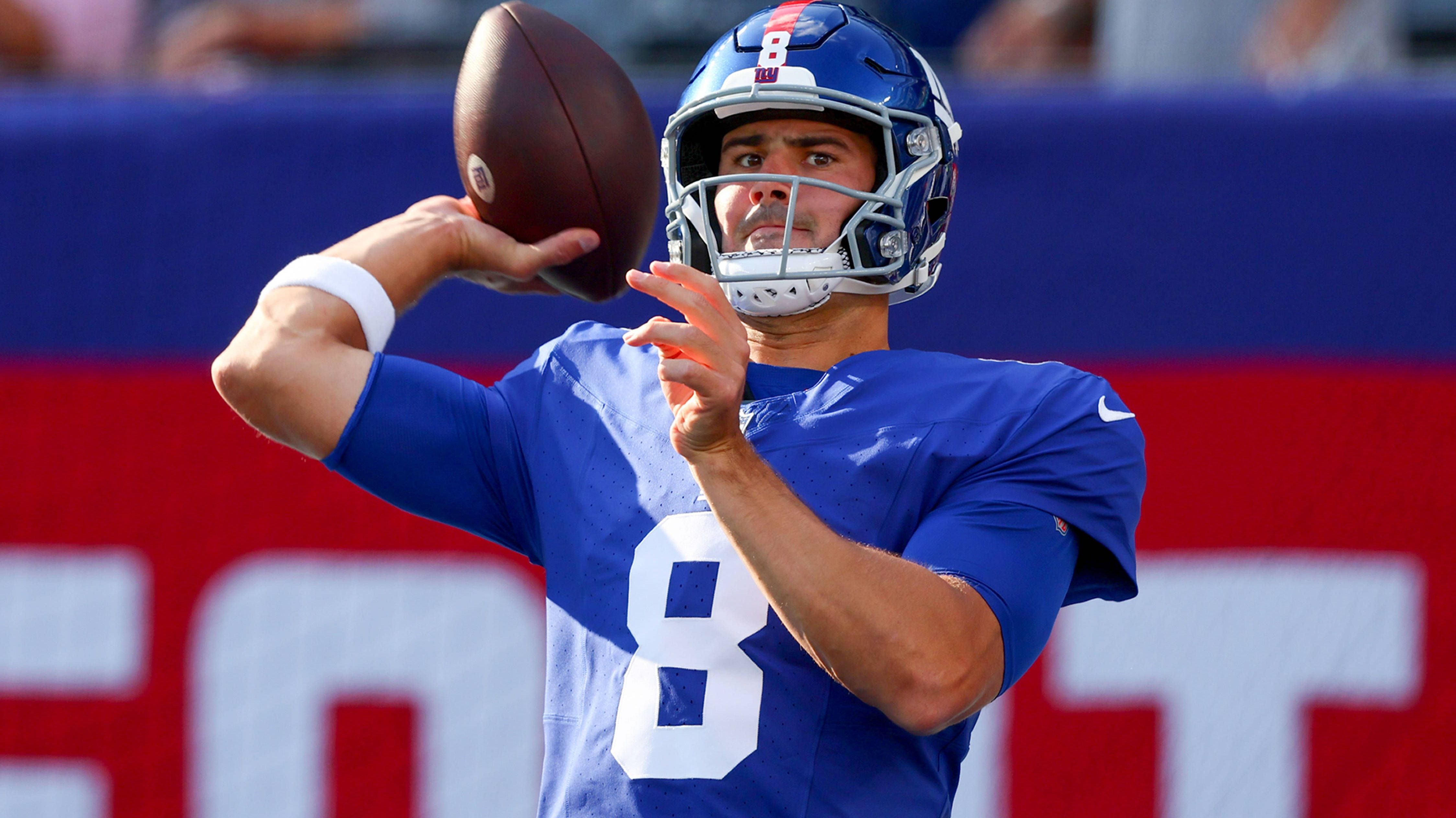 <strong>Daniel Jones (New York Giants)</strong><br>Auch Daniel Jones geht in sein fünftes Jahr mit den New York Giants. Nach einer schwierigen ersten Saison gelang in der letzten Spielzeit endlich der große Durchbruch und Jones konnte die Giants in die Playoffs führen. Daraufhin erhielt er prompt einen neuen Vertrag.