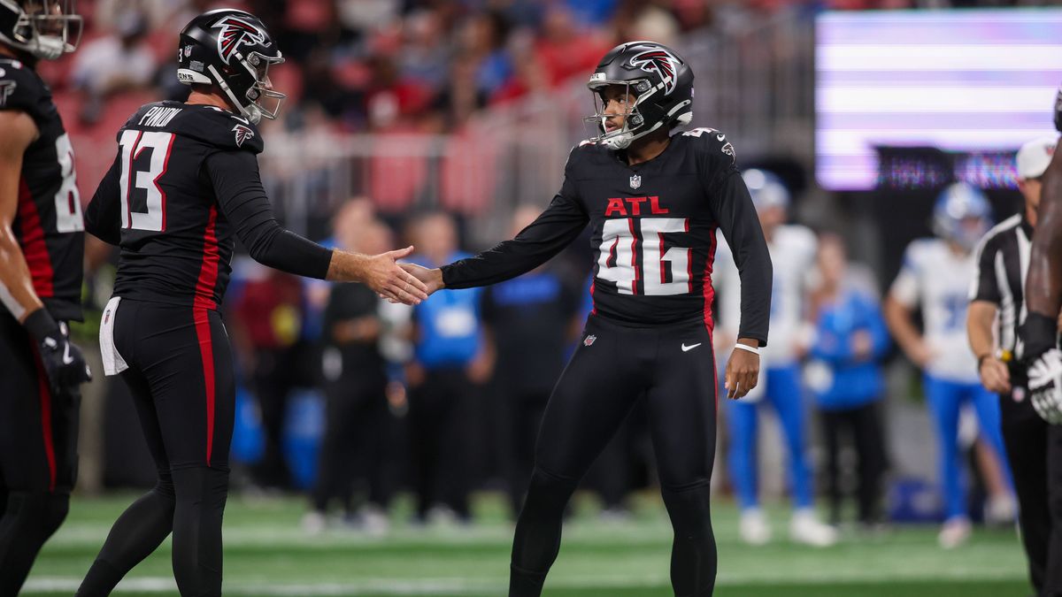 NFL, American Football Herren, USA Detroit Lions at Atlanta Falcons Aug 8, 2025; Atlanta, Georgia, USA; Atlanta Falcons place kicker Lenny Krieg (46) celebrates with punter Bradley Pinion (13) afte...
