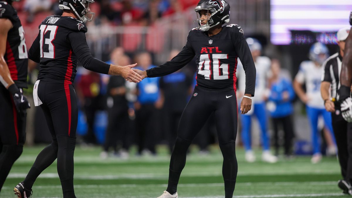 NFL, American Football Herren, USA Detroit Lions at Atlanta Falcons Aug 8, 2025; Atlanta, Georgia, USA; Atlanta Falcons place kicker Lenny Krieg (46) celebrates with punter Bradley Pinion (13) afte...