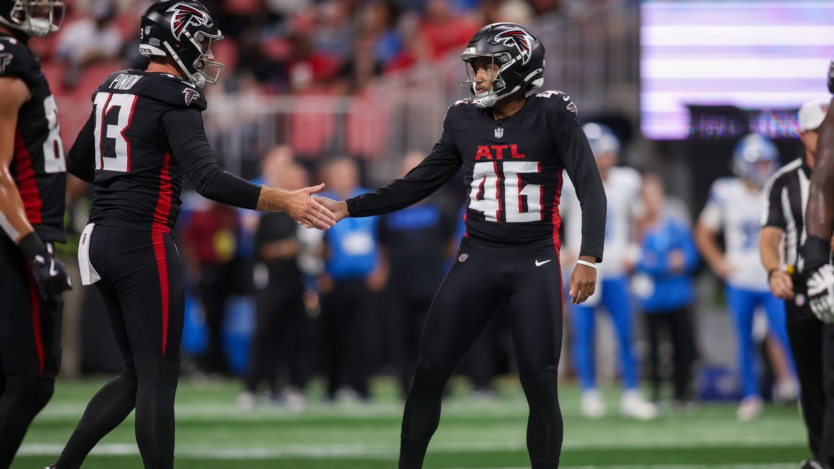 NFL, American Football Herren, USA Detroit Lions at Atlanta Falcons Aug 8, 2025; Atlanta, Georgia, USA; Atlanta Falcons place kicker Lenny Krieg (46) celebrates with punter Bradley Pinion (13) afte...