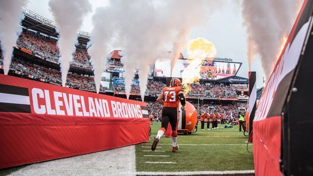 
                <strong>Cleveland Browns</strong><br>
                Auch die Cleveland Browns hatten mal ein Cheerleader-Team – allerdings nur eine Saison lang im Jahr 1971. Vor allem der strenge Winter in Ohio machte den Cheerleadern einen Strich durch die Rechnung. "Es war einfach lächerlich. Es war so kalt in Cleveland, dass es fast so aussah, als hätten sie Woll-Pyjamas an", sagte Pat Modell, die Frau des ehemaligen Besitzer der Browns, gegenüber cleveland.com.
              