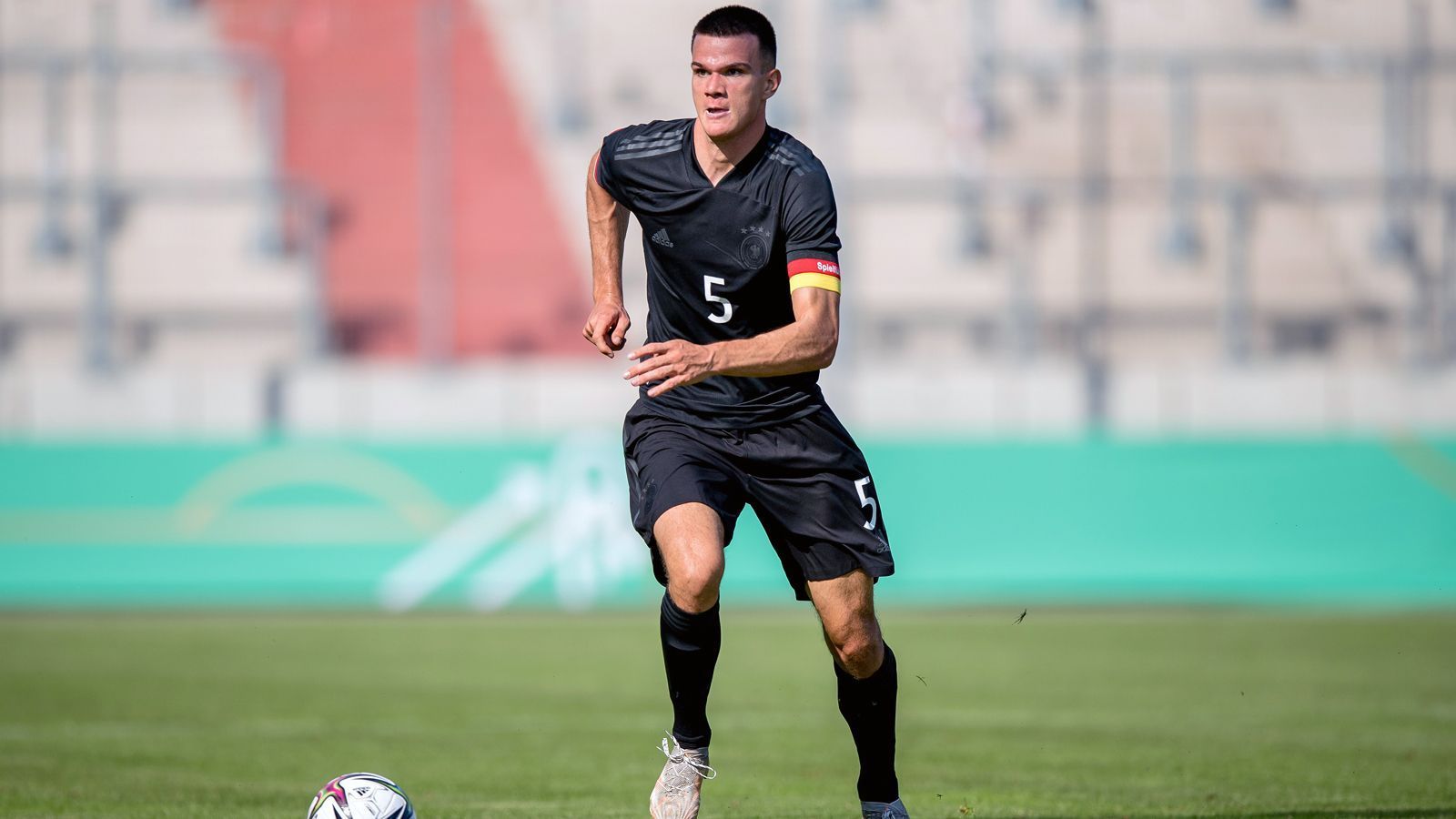 
                <strong>Frederik Jäkel (KV Oostende/ausgeliehen von RB Leipzig)</strong><br>
                Seit der U18 gehört Jäkel auf der Ebene der U-Nationalmannschaften regelmäßig zu den DFB-Aufgeboten. Für die U20 kam das Talent zuletzt bei den beiden Länderspielen im September gegen Tschechien (2:0) und Norwegen (1:1) jeweils von Beginn an zum Einsatz.
              