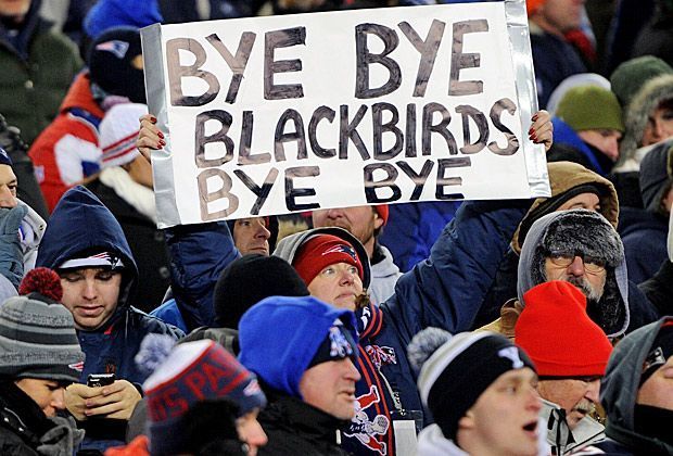 
                <strong>Baltimore Ravens vs. New England Patriots</strong><br>
                "Das ist etwas ganz besonderes", sagt Brady und ergänzt: "Wir haben nicht so gut gespielt, wie wir es uns gewünscht hätten. Aber es war auch nicht einfach, nach zwei Rückständen zurückzukommen." Und so heißt es am Ende: Bye, Bye, Blackbirds!
              