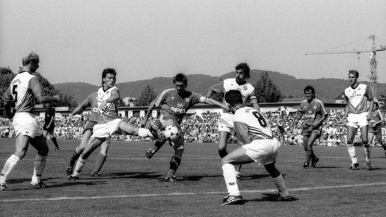 <strong>1990/91: Erstrunden-Aus gegen FV Weinheim</strong><br>
                Es war die Sensation schlechthin. 1990/91 schlug der Drittligist FV Weinheim den FC Bayern mit 1:0. Beim FCB spielten damals unter anderem die frisch gebackenen Weltmeister um Jürgen Kohler und Stefan Reuter. Der damalige Bayern-Spieler Thomas Strunz wurde in der 26. Minute mit der roten Karte vom Platz gestellt.