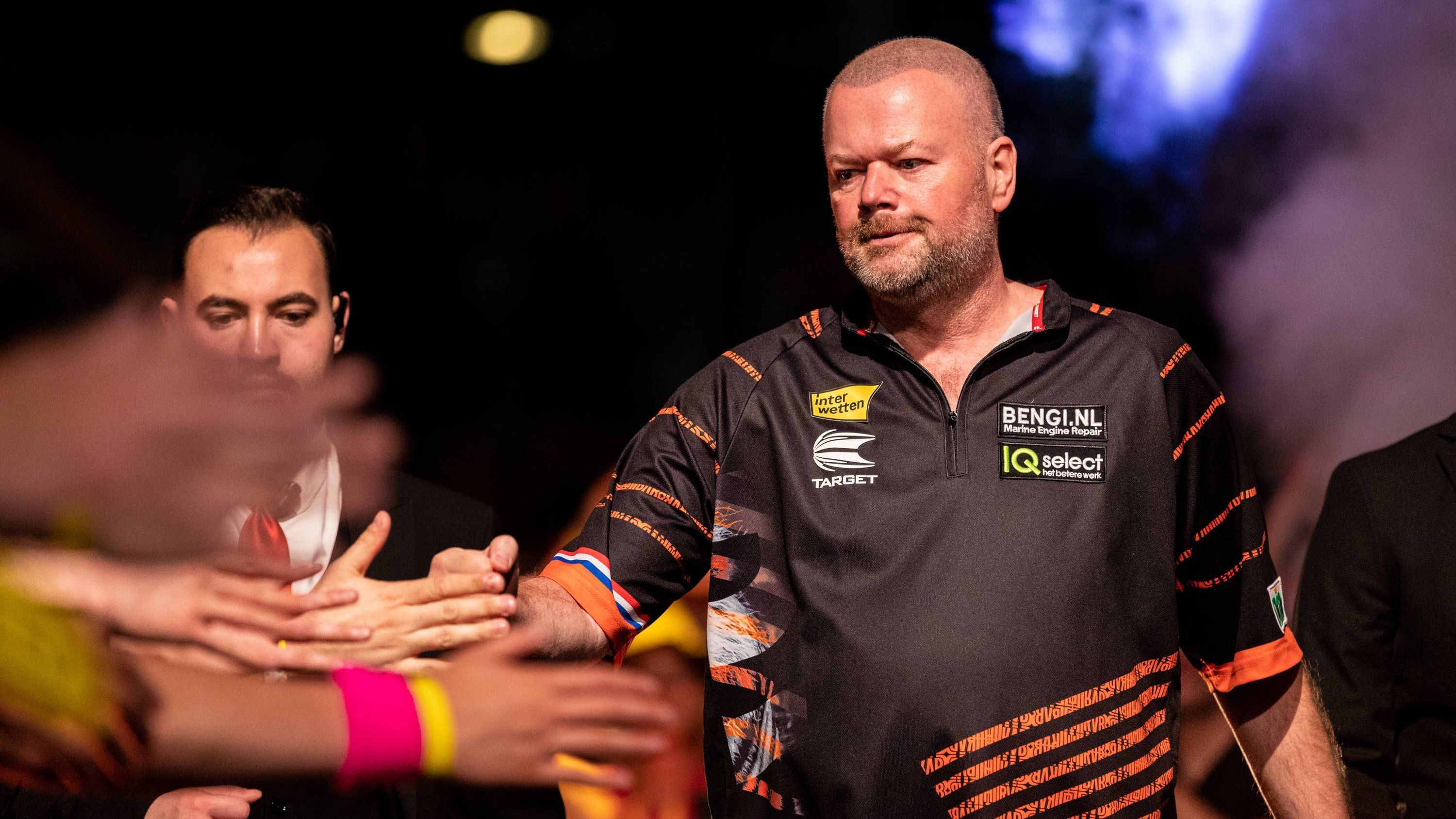 <strong>Raymond van Barneveld</strong><br>"Eye of the Tiger" von Survivor