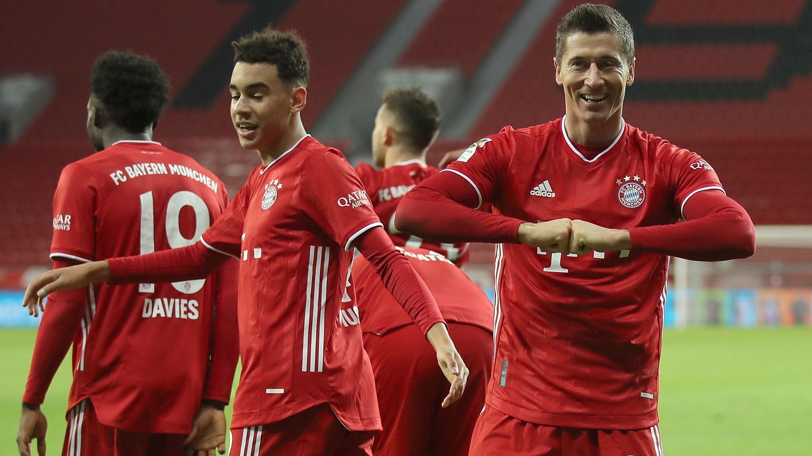 
                <strong>Die Bayern bleiben unerreichbar</strong><br>
                Entsprechende Hoffnungen, dieses Favoritenstraucheln könnte auch der Bundesliga eine spannende Saison ohne Erfolg für Abomeister Bayern München zur Folge haben, werden derweil immer leiser. Der Rekordmeister ist international durch Wettbewerbe wie Supercup und Klub-WM sogar noch mehr eingespannt als mancher Konkurrent und kämpfte zuletzt mit großen Verletzungssorgen. Und trotzdem ist es so einfach wie (für viele) ernüchternd: Die Bayern sind eben da - und punkten, egal, wie widrig die Umstände sind. Als Paradebeispiel darf das letzte Spiel vor der Winterpause herhalten, in dem die Münchner den formstarken Tabellenführer aus Leverkusen in der Nachspielzeit niederrangen und sich selbst Platz eins wiederholten.
              