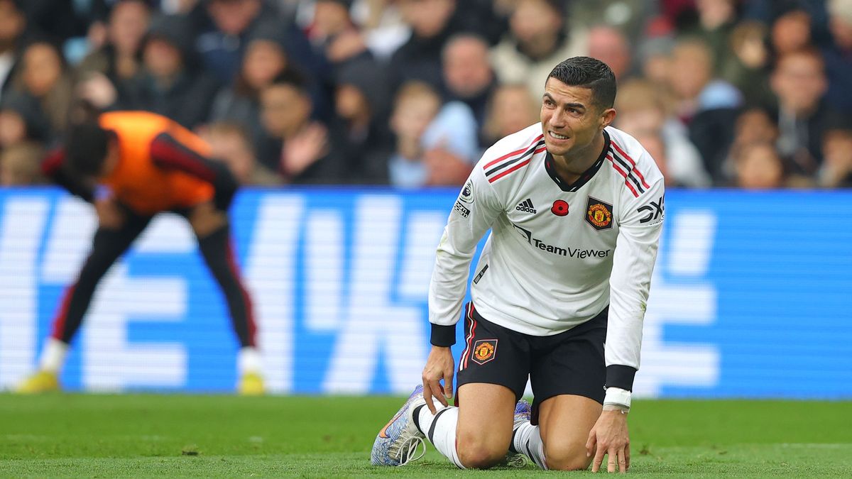 Aston Villa v Manchester United - Premier League