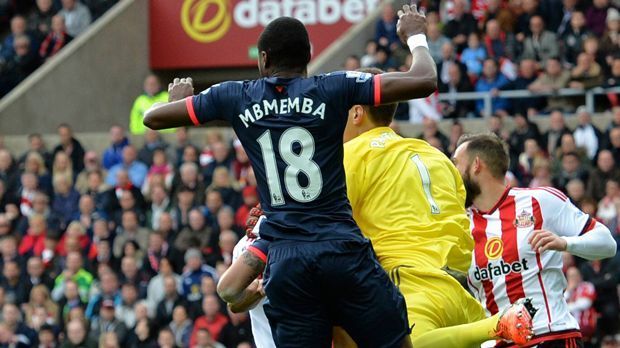 
                <strong>Chancel Mbemba</strong><br>
                Das "Tyne-Wear"-Derby zwischen Sunderland und Newcastle ist für Spieler und Fans einer der wichtigsten Termine im Spielkalender. Da ist es natürlich doppelt peinlich, wenn der Zeugwart genau für dieses Spiel ein Trikot falsch beflockt. Newcastles Chancel Mbemba musste ausgerechnet auswärts in Sunderland mit einem "M" zu viel auf dem Rücken auflaufen. Zum Glück ...
              