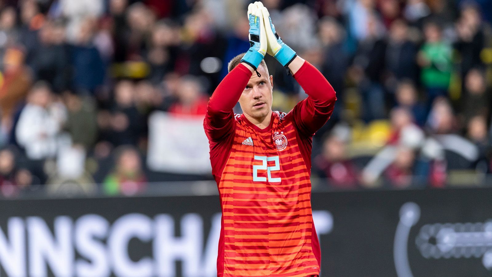 
                <strong>Marc-Andre ter Stegen</strong><br>
                Im großen Keeper-Duell gegen Manuel Neuer bekommt ter Stegen keine Chance, sich aufzudrängen, da es schlicht keinen nennenswerten Schuss auf sein Tor gibt, der auch wirklich haltbar ist. Beim Gegentor zum 1:2 ist er ebenso machtlos wie beim abgefälschten Schuss zum 2:2. Bitteres Spiel für einen Keeper. ran-Note: 3
              