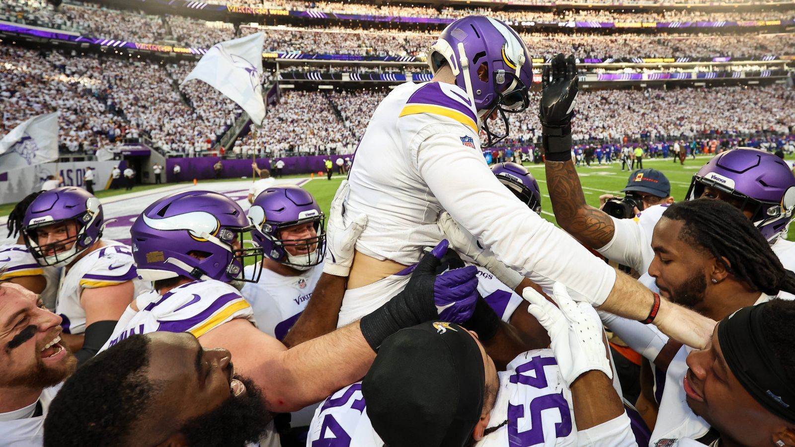 
                <strong>Gewinner: Greg Joseph (Minnesota Vikings)</strong><br>
                Dass die Minnesota Vikings in dieser Saison nahezu jedes enge Spiel für sich entscheiden, grenzt langsam aber sicher an Absurdität. Zwölf mal nun beendeten die Vikings ein Spiel mit weniger als neun Punkten Unterschied, also einem sogenannten One Score Game, in allen zwölf Spielen gingen sie als Sieger hervor. Am Sonntag, wie in Woche 15 gegen die Indianapolis Colts, war Kicker Greg Joseph der Held. Er verwandelte nicht nur einfach ein Field Goal zum Sieg gegen die New York Giants (27:24), sondern mit 61 Yards das längste Field Goal in der Franchise-Historie der Vikings.
              