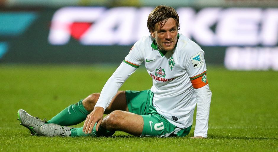 
                <strong>Clemens Fritz</strong><br>
                Mittelfeld: Clemens Fritz - SV Werder Bremen, 10 Jahre. Als Fritz 2006 von Bayer 04 Leverkusen an die Weser wechselte, hat wohl kaum jemand damit gerechnet, dass er auch 2016 noch für Werder auf dem Platz stehen würde. Doch für Bremen verschob er nach der Horror-Saison 2015/2016 sogar sein Karriereende und verlängerte seinen Vertrag nochmals bis Sommer 2017, um einen schöneren Abschied zu haben. 
              