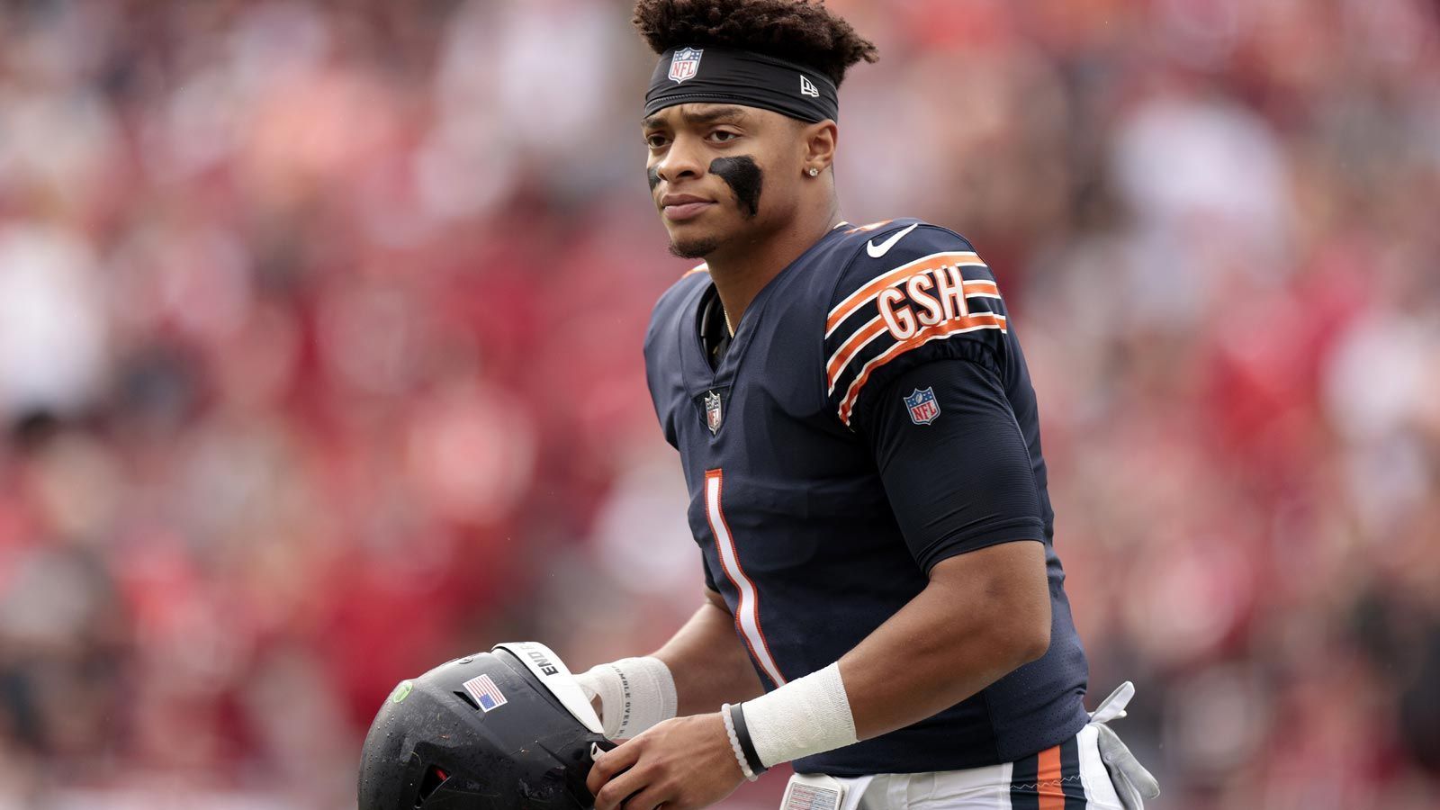 
                <strong>Justin Fields (Chicago Bears)</strong><br>
                Für Justin Fields war das Spiel gegen die Tampa Bay Buccaneers eines zum Vergessen. Mit 3:38 kamen die Chicago Bears unter die Räder. Fields verlor den Ball fünf Mal (drei Interceptions, zwei Lost Fumbles) und warf nur für 184 Yards. Zur Verteidigung des 22-Jährigen soll aber auch gesagt sein, dass die Receiver teils einfache Bälle nicht fangen konnten. Bei einer Interception von Fields konnte man zudem über ein vorheriges Foul diskutieren, das die Schiedsrichter nicht ahndeten. In Woche acht treffen die Bears auf die San Francisco 49ers.
              