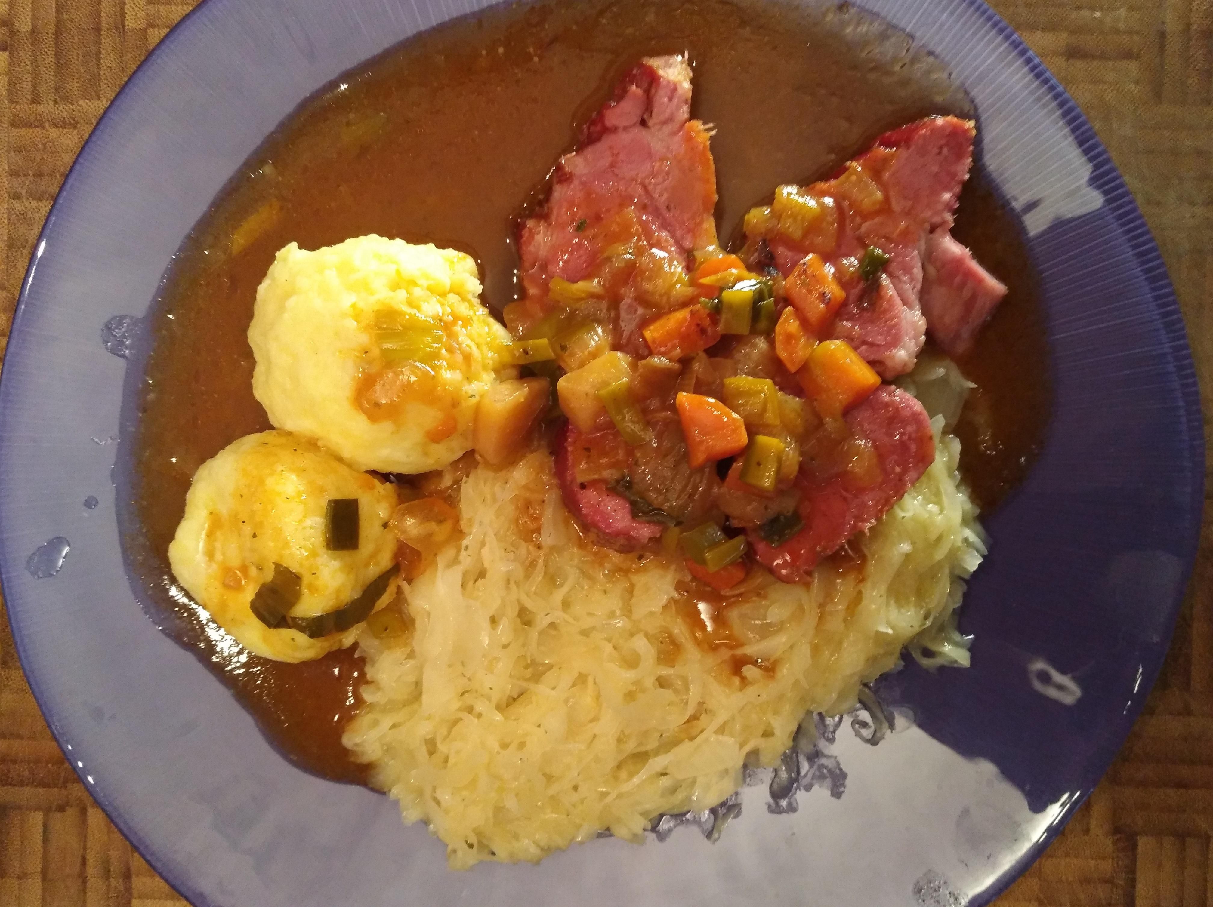 Kassler mit Soße, Kartoffelknödel &amp; Sauerkraut - Rezept aus ABENTEUER LEBEN