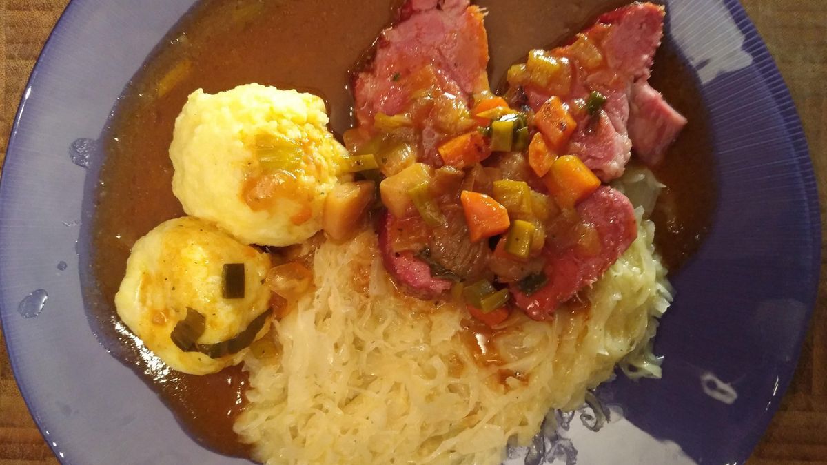 Kassler mit Soße, Kartoffelknödel und Sauerkraut