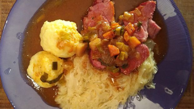 Kassler mit Soße, Kartoffelknödel und Sauerkraut