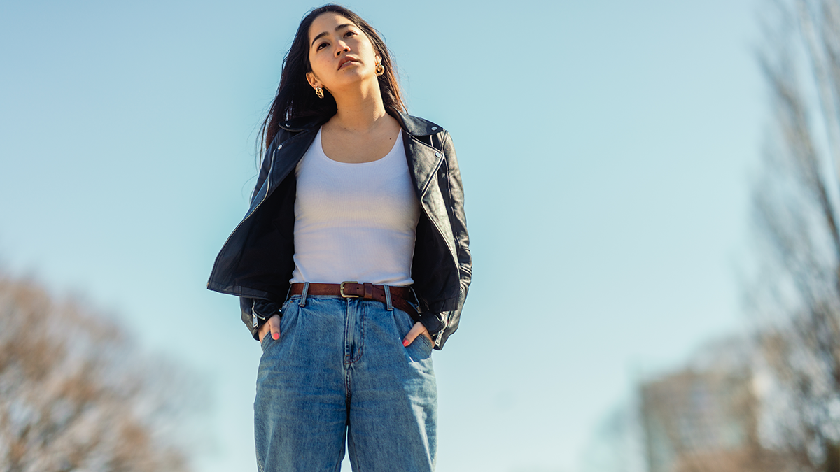Weite rissige Jeans kombiniert mit rockigen Lederjacken – in unserem Beauty-Artikel lest ihr, wie ihr den angesagten Grunge Style richtig stylen könnt. 