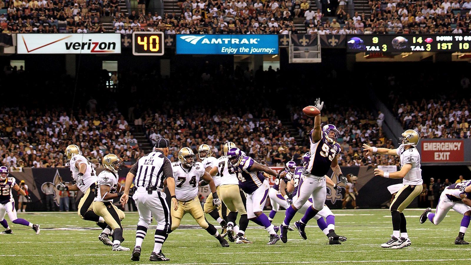 
                <strong>2010 im Louisiana Superdome: Minnesota Vikings @ New Orleans Saints 9:28</strong><br>
                Saints gegen Vikings ist das Rematch des NFC Championship Games im Jahr zuvor. Der amtierende Champion aus New Orleans lässt nichts anbrennen, beim 28:9 wirft er für 237 Yards und einen Touchdown, auf der Gegenseite merkt man Brett Favre sein hohes Alter an, er bringt gerade so etwas mehr als die Hälfte seiner Pässe an (15/27).
              