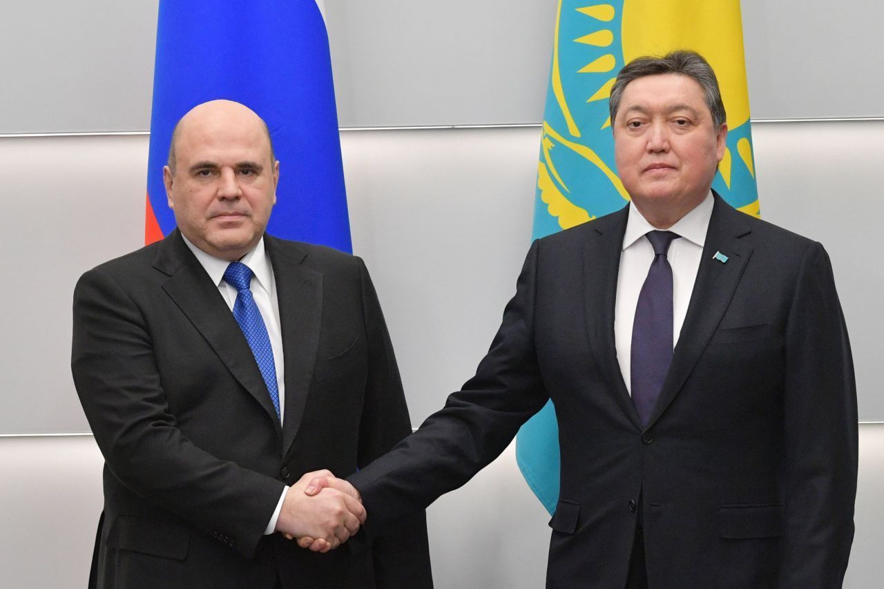 Es-Premier Askar Mamin: Bis zu den Ausschreitungen saß er auf dem Stuhl des Regierungschefs. Das Foto zeigt Mamin (r.) mit dem russischen Premierminister Michail Mischustin (l.) 2021. Dann hat Tokajew den Premier samt der Regierung entlassen. Offiziell trat das Kabinett zurück. 