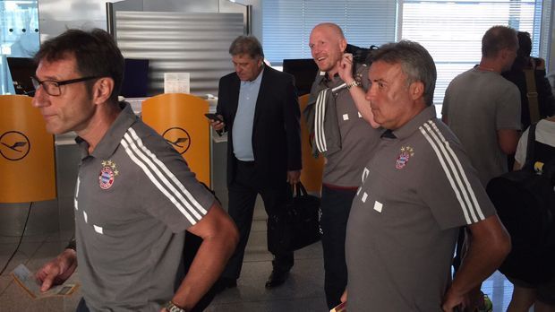 
                <strong>Der FC Bayern auf China-Tour</strong><br>
                Vom Check-in-Schalter geht es dann auch für Sportvorstand Matthias Sammer weiter. Das Boarding wartet.
              