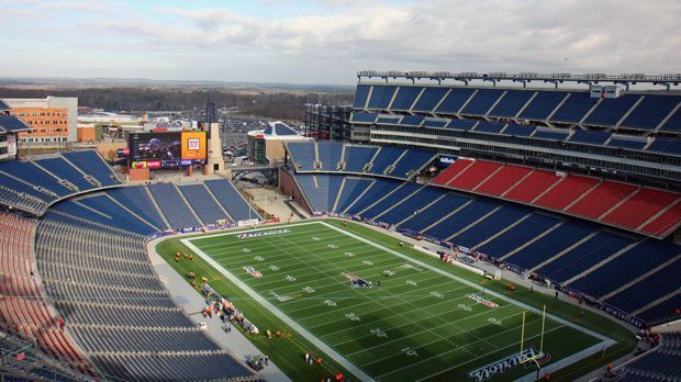 
                <strong>Gillette Stadium (Foxborough)</strong><br>
                Gillette Stadium (Foxborough): Das Stadion in der Kleinstadt Foxborough teilen sich seit 2002 das NFL-Team New England Patriots und das MLS-Team New England Revolution. Eröffnet wurde die Arena im Jahr 2002. Seitdem war das Gillette Stadium unter anderem schon fünf Mal einer der Austragungsorte des Gold Cups.
              