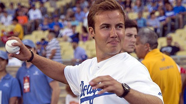 
                <strong>Mario Götze und sein First Pitch</strong><br>
                Der Torschütze des entscheidenden Treffers im WM-Finale gegen Argentinien darf in der Partie gegen die New York Mets den First Pitch ausführen. Die Haltung sieht schon einmal recht professionell aus.
              