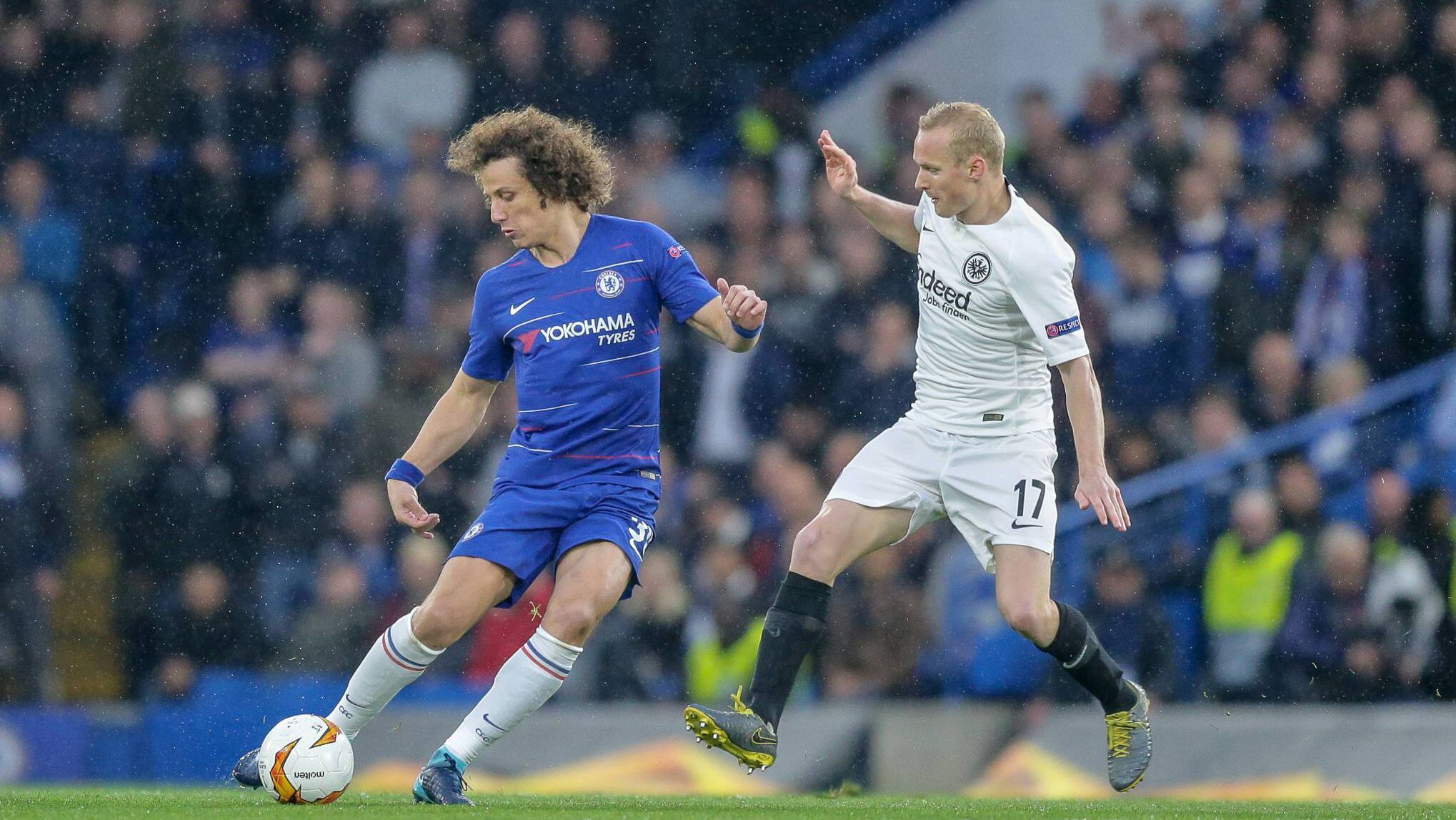 
                <strong>Sebastian Rode (Mittelfeld)</strong><br>
                Sieht beim 1:0 für Chelsea ganz schlecht aus, als er Loftus-Cheek aus den Augen verliert, der unbedrängt zur Führung einschieben kann. Auch sonst nicht immer sattelfest. Ist früh in der zweiten Halbzeit Gelb-Rot gefährdet, wirft sich aber nichts desto trotz in jeden Zweikampf rein und zeigt eine deutliche Leistungssteigerung in Hälfte zwei. Muss in der 68. Minute verletzt ausgewechselt werden. ran-Note: 4
              