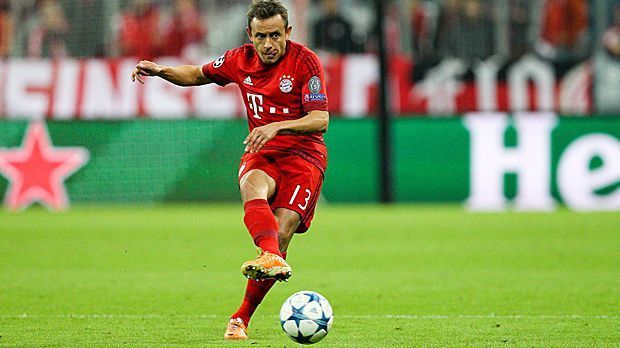 
                <strong>Pass-König: Rafinha</strong><br>
                Pass-König: Rafinha. Der Brasilianer von Bayern München bringt in dieser Saison 93 Prozent seiner Pässe zum Mitspieler. Diesen Wert erreicht kein anderer Profi, der mindestens die Hälfte der Partien bestritten hat. Bislang hat Rafinha 387 Pässe gespielt.
              