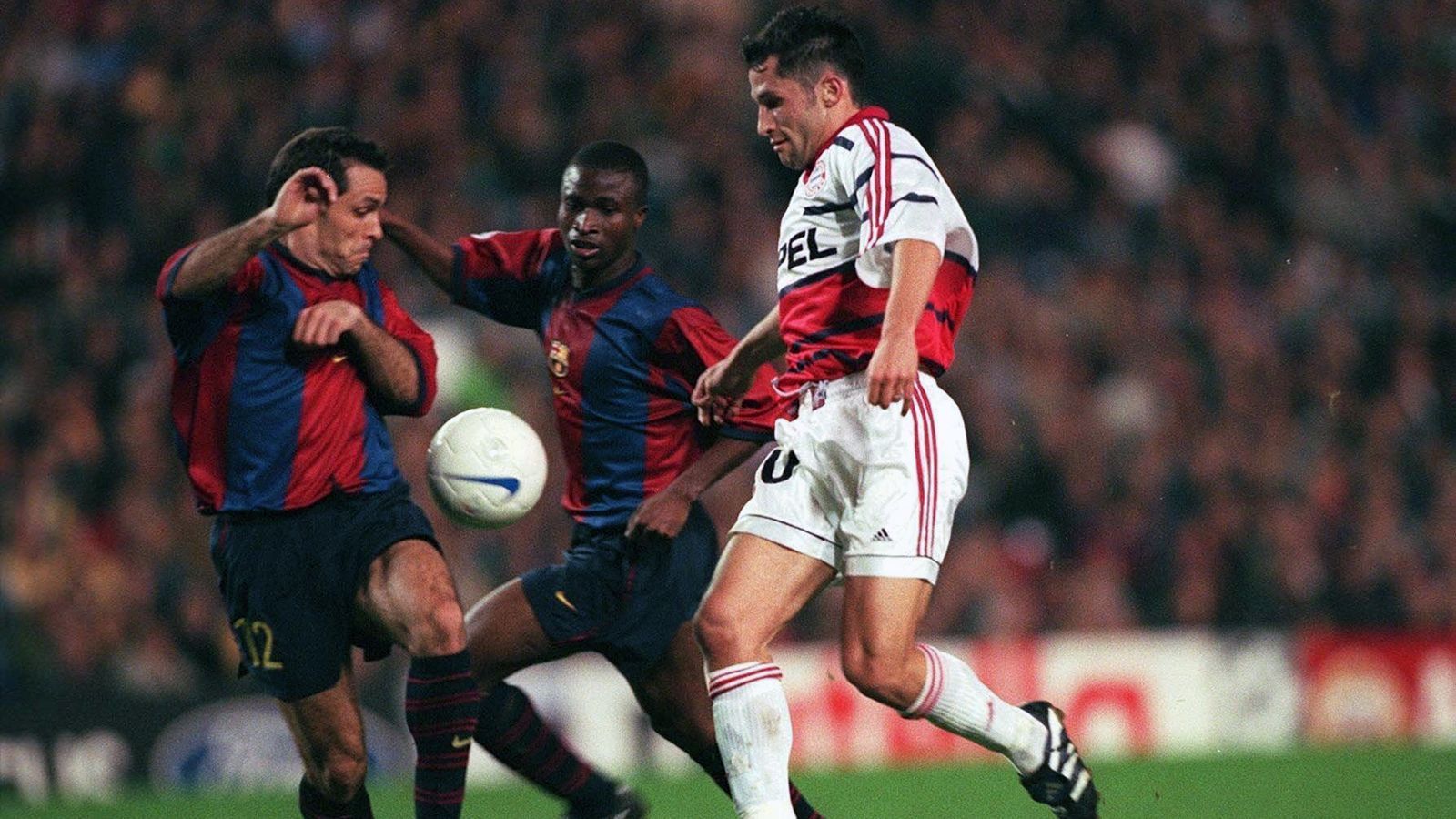 
                <strong>FC Barcelona - FC Bayern (Champions League 1998/99)</strong><br>
                Nur zwei Wochen nach dem 1:0-Sieg in München kam es zum Rückspiel im Camp Nou - erneut mit dem besseren Ende für die Bayern. Nachdem Barca nach gut einer halben Stunde durch Giovanni in Führung ging, drehten die Münchner das Spiel nach der Pause. Alexander Zickler gelang in der 47. Minute der Ausgleich und kurz vor dem Ende traf der heutige Bayern-Sportvorstand Hasan Salihamidzic (re.) vor 85.000 Fans zum 2:1 für die Gäste. In weiterer Folge des Wettbewerbs kehrte der FC Bayern für das Finale gegen Manchester United ins Camp Nou zurück und verlor in einem legendären Endspiel durch zwei Gegentreffer in der Nachspielzeit. 
              