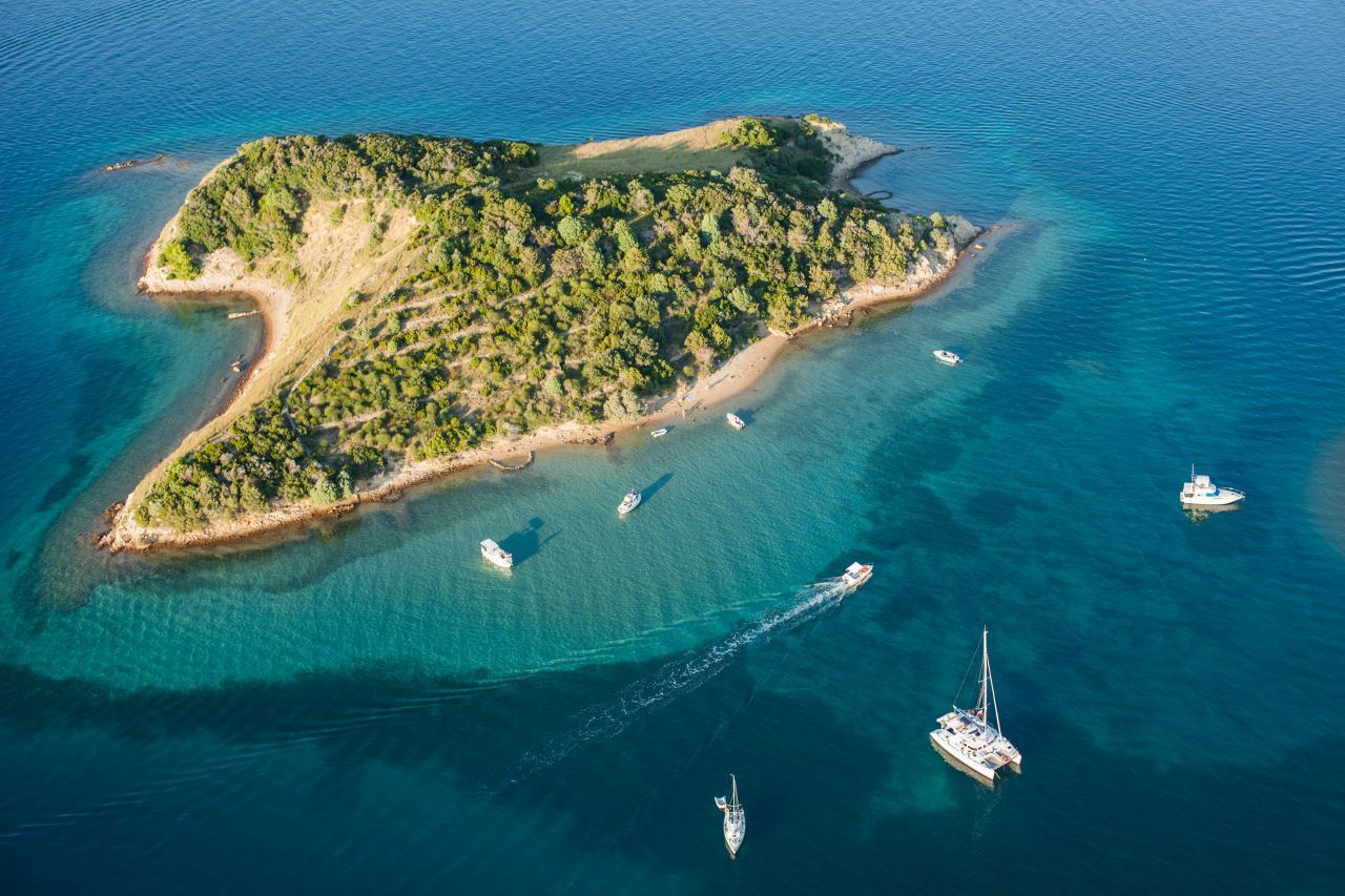 Klein, aber oho: Die nur 22 Kilometer lange Insel Rab ist berühmt für ihre traumschönen Sandstrände. Mit etwas Glück kann man dort ganz allein (sonnen)baden. Der gleichnamige Hauptort verzaubert mit seiner mittelalterlichen Altstadt - mehr pittoresk geht nicht. Im Westen befindet sich der Kalifront, einer der letzten Eichenwälder im Mittelmeerraum. Das Mini-Eiland erreicht man mit zwei Fähr-Linien, die auch Autos mitnehmen: D