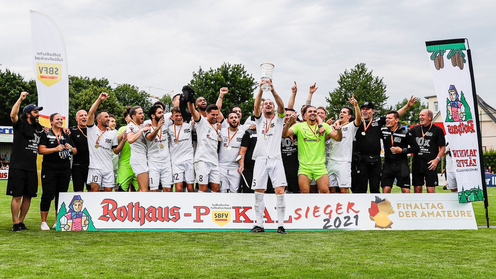 
                <strong>FC 08 Villingen: Viel Erfahrung im DFB-Pokal</strong><br>
                Der FC 08 Villingen ist im DFB-Pokal bereits ein alter Bekannter. Der Oberligist aus dem Südwesten von Baden-Württemberg nimmt bereits zum zehnten Mal an dem Pokalwettbewerb teil. Gegen Schalke wollen die Villinger für eine Sensation sorgen. "Als Amateurverein sind wir natürlich der klare Außenseiter, aber wir glauben an unsere minimale Chance und werden durch eine professionelle Vorbereitung versuchen, die Schalker maximal zu fordern", sagt Trainer Marcel Yahyaijan im "kicker".
              