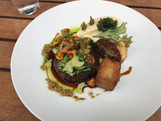 Kalbsbäckchen mit gemischten Pilzen und Sellerie-Kartoffelpüree
