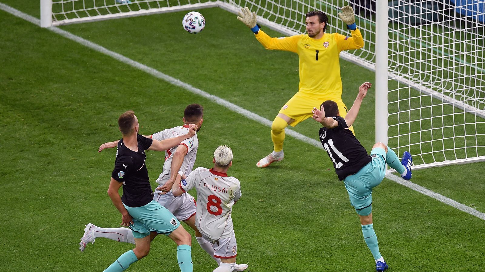 
                <strong>Lainer trifft für Österreich</strong><br>
                Österreich ging in der 18. Minute durch Gladbach-Profi Stefan Lainer (re.) in Führung. Bis dahin war das ÖFB-Team bereits die etwas bessere Mannschaft. 
              