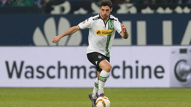 
                <strong>Offensives Mittelfeld: Lars Stindl</strong><br>
                Offensives Mittelfeld: Lars Stindl. Der Gladbacher ist in der Form seines Lebens. Nachdem er letztes Jahr Hannovers treibende Kraft im Abstiegskampf war, glückte ihm der Wechsel zu den "Fohlen" mühelos. Dort wirbelt er zusammen mit Raffael die Defensive der Gegner durcheinander. Mit sieben Toren und acht Vorlagen ist er der zweitgefährlichste Gladbacher. Die Konkurrenz im Mittelfeld des DFB-Kaders ist allerdings enorm. Sollte einer der Weltmeister aussortiert werden, wäre der Gladbacher sicher eine überzeugende Alternative.
              