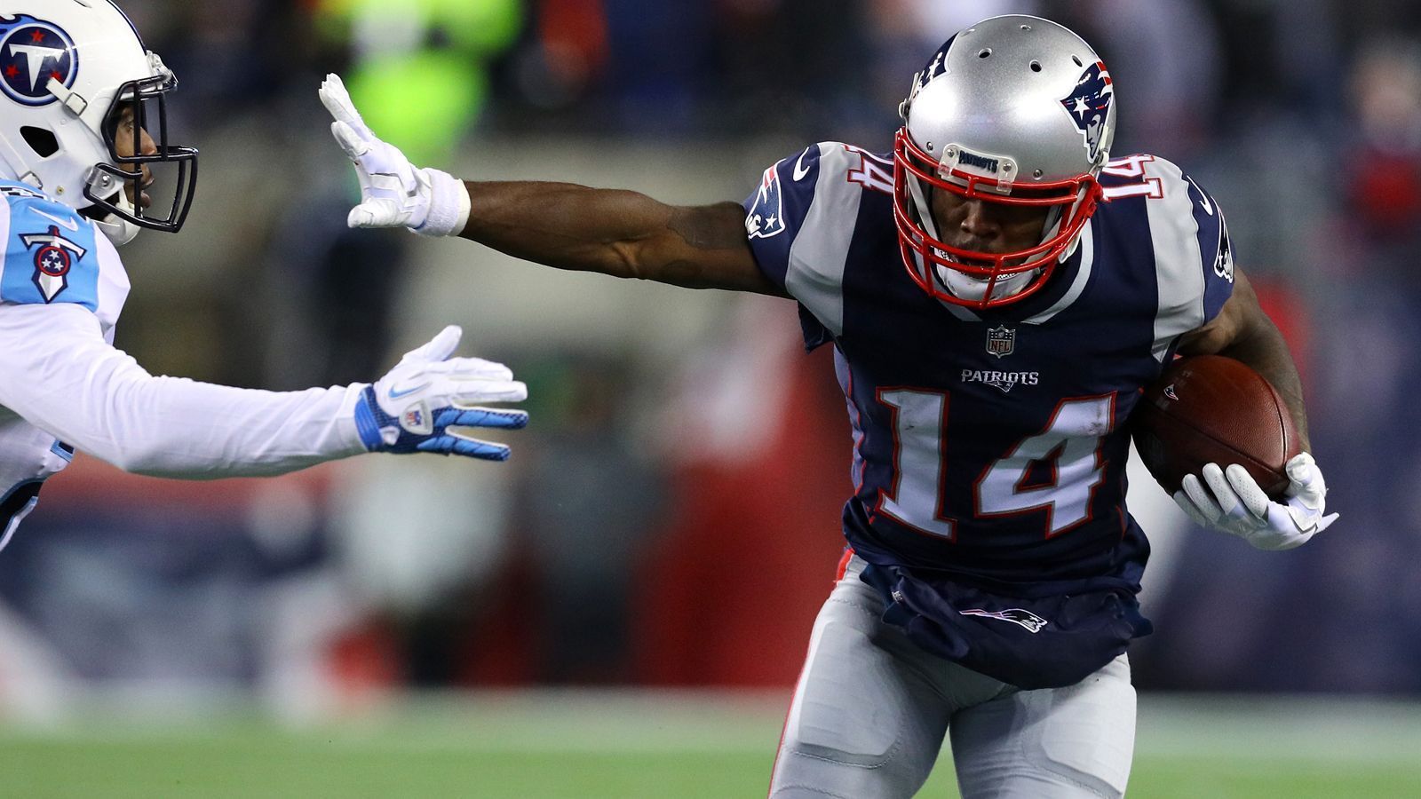 
                <strong>Brandin Cooks</strong><br>
                Für den letzten großen Deal warf Belichick wohl ein Blick in das Fußballgeschäft: Für Wide Receiver Brandin Cook und einen Viertrunden-Pick tauscht der Coach einen Erstrunden- und Drittrunden-Pick mit den New Orleans Saints. Ein Jahr später reicht er Cooks und einen Viertrunden-Pick an die Los Angeles Rams weiter für: Einen Erstrunden- und Sechstrunden-Pick. Für die Patriots ein erfolgreiches Leihgeschäft mit minimalem Verlust. Cooks verhilft den Patriots mit 1082 Receiving Yards und sieben Touchdowns zur Super-Bowl-Teilnahme.
              