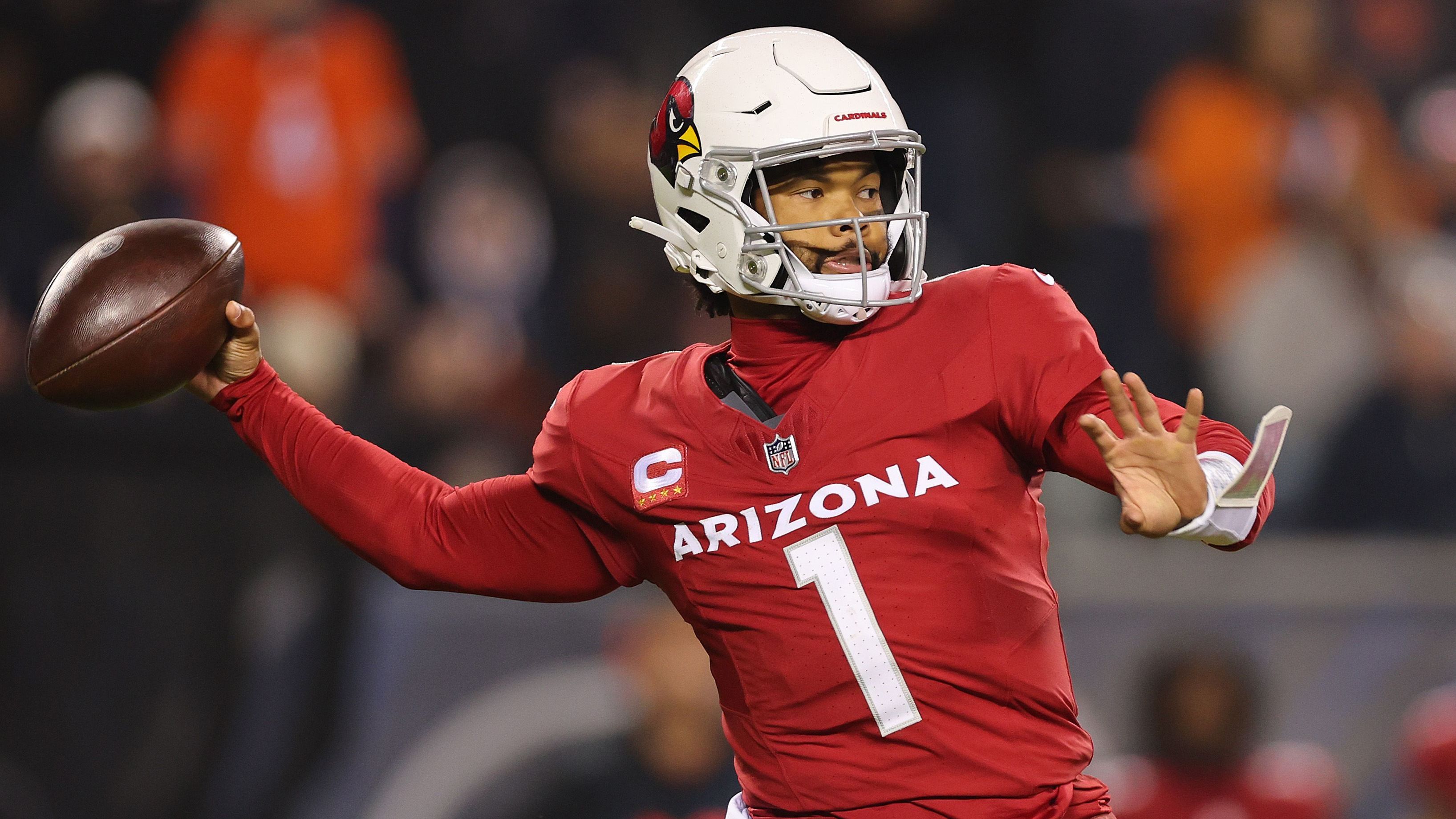 <strong>Arizona Cardinals (NFL - American Football)</strong><br>Die Cardinals sind Gründungsmitglied der NFL. Ihren Namen hat die Franchise über die Jahre hinweg jedoch immer wieder geändert. Das hatte auch mit Standortwechseln zu tun, was nicht ungewöhnlich ist im US-Sport. 1960 ging es für das in Chicago gegründete Team nach St. Louis. Dort hatten sie den gleichen Namen wie das MLB-Team, was zu reichlich Verwirrung führte. Letztendlich zog man nach Arizona um. Dort hieß das Team zunächst Phoenix Cardinals und ab 1994 schließlich Arizona Cardinals.