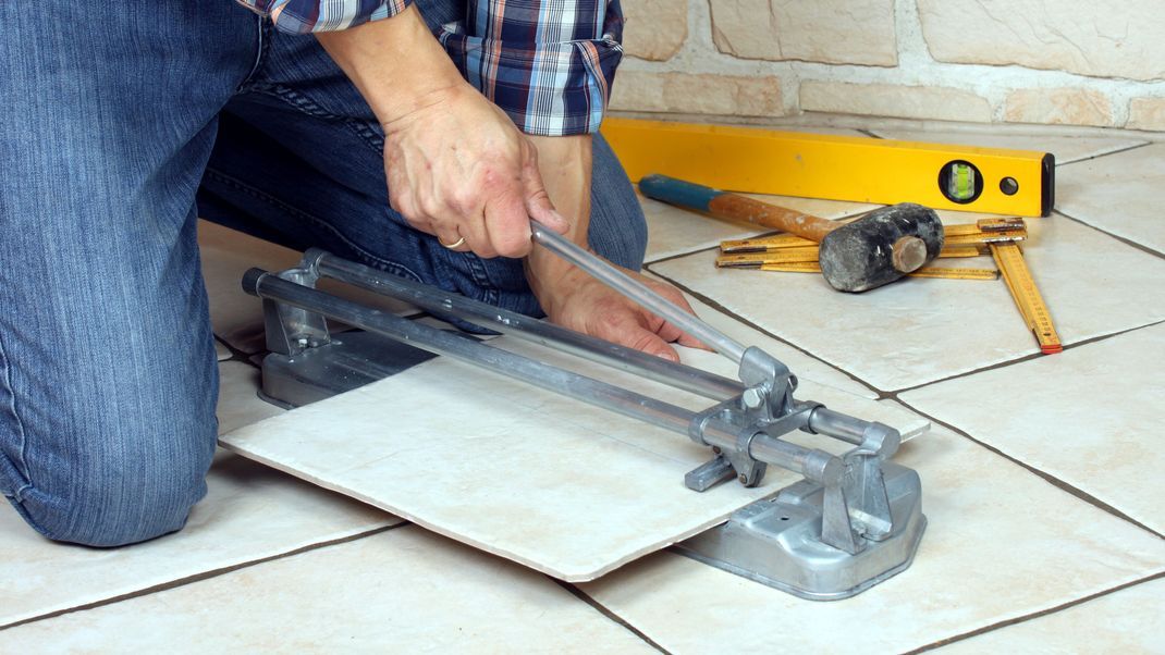 Sowohl handbetrieben als auch elektrisch lassen sich mit dem Fliesenschneider allerhand Fliesen zurechtschneiden, weshalb das nützliche Elektrowerkzeug häufig bei Renovierungsarbeiten zum Einsatz kommt.