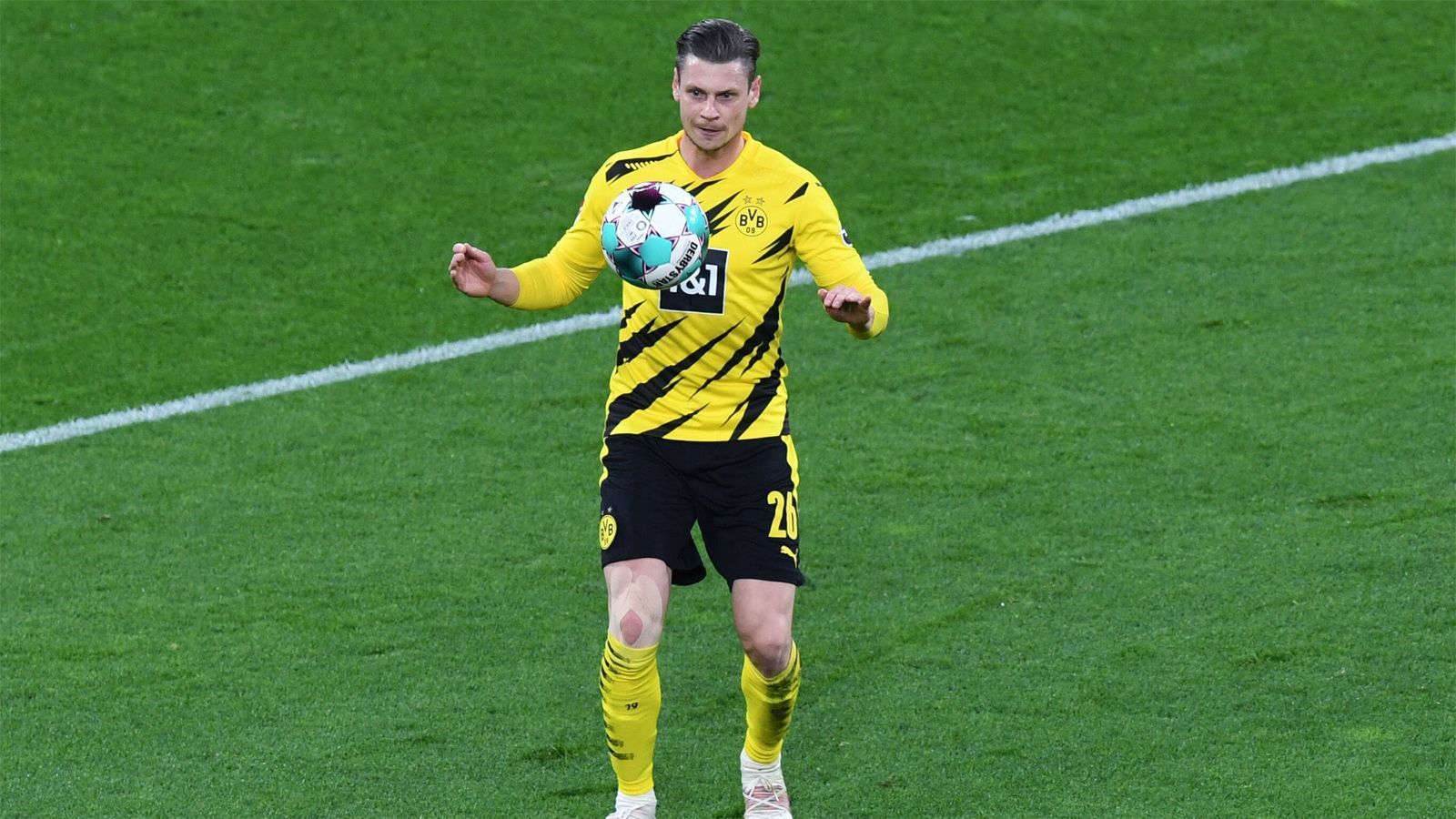 
                <strong>Lukasz Piszczek</strong><br>
                In der ersten Halbzeit der beste Dortmunder. Hat seine Seite komplett im Griff, steht defensiv immer goldrichtig und leitet auch die wenigen Angriffe des BVB ein. In der 26. Minute beinahe mit einem Assist, als Haaland im Fünfer seine Flanke knapp verpasst. Auch in der zweiten Halbzeit nahezu fehlerfrei, so dass sich der ein oder andere BVB-Fan fragen dürfte, warum Piszczek nicht häufiger in der Startelf steht. ran-Note: 2
              