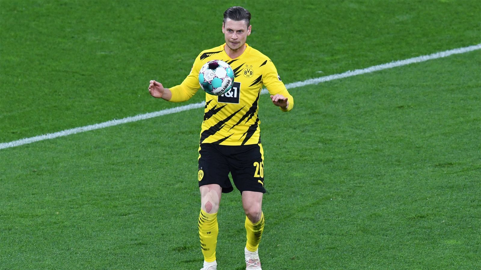 
                <strong>Lukasz Piszczek</strong><br>
                In der ersten Halbzeit der beste Dortmunder. Hat seine Seite komplett im Griff, steht defensiv immer goldrichtig und leitet auch die wenigen Angriffe des BVB ein. In der 26. Minute beinahe mit einem Assist, als Haaland im Fünfer seine Flanke knapp verpasst. Auch in der zweiten Halbzeit nahezu fehlerfrei, so dass sich der ein oder andere BVB-Fan fragen dürfte, warum Piszczek nicht häufiger in der Startelf steht. ran-Note: 2
              