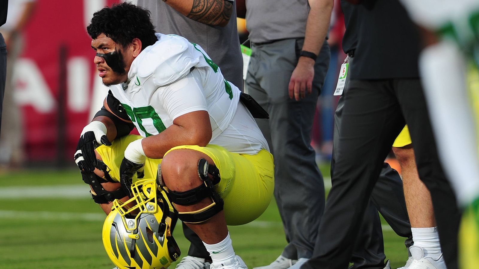 
                <strong>Chargers suchen Herbert-Beschützer</strong><br>
                Mit Penei Sewell (Foto) steht ein nahezu einzigartiges Tackle-Talent zur Auswahl, das in der NFL direkt Einfluss haben kann. Zumal Sewell ereits im College für Herbert blockte. Im Moment halten die Chargers den 13. Pick und dürften deshalb kaum Chancen auf das Top-Talent aus Oregon haben. Ein früher Angriff der anderen Teams auf die Tackle-Position im Draft könnte die Chargers dazu zwingen, für zusätzliche Picks in die Top-10 zu traden, um eine Chance auf die anderen Top-Talente wie Rashawn Slater oder Christian Darrisaw zu haben.
              