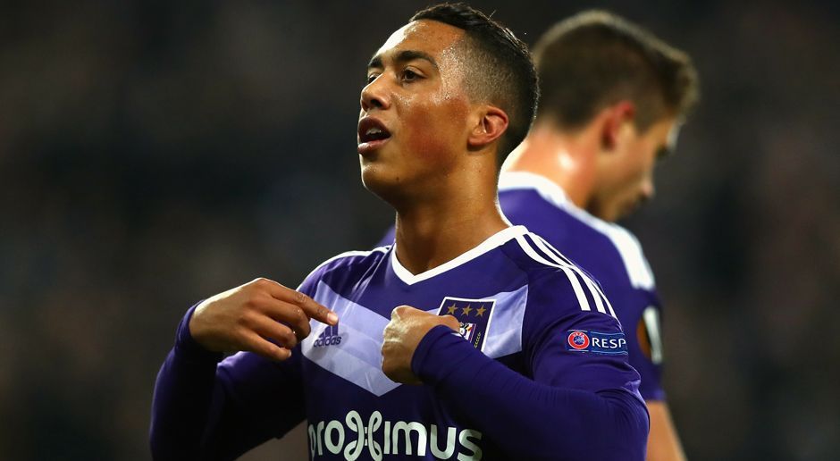 
                <strong>Youri Tielemans (RSC Anderlecht -> AS Monaco)</strong><br>
                Der AS Monaco hat sich eines der größten belgischen Talente gesichert: Youri Tielemans. Dessen Klub, RSC Anderlecht, bestätigte eine Einigung über einen Wechsel des 20-Jährigen im Sommer 2017. "Er wird auf jeden Fall der Rekordtransfer von Anderlecht. Die Ablösesumme wird bei 25 Millionen Euro plus Boni liegen", sagte Anderlechts Manager Herman Van Holsbeeck. Tielemans holte vor wenigen Wochen mit Anderlecht noch einmal den Meistertitel und verabschiedet sich nun auch als "Spieler der Saison" in Richtung Monaco. Tielemans ist bis heute der jüngste Liga-Debütant des belgischen Topklubs (16 Jahre, zwei Monate, 21 Tage).
              